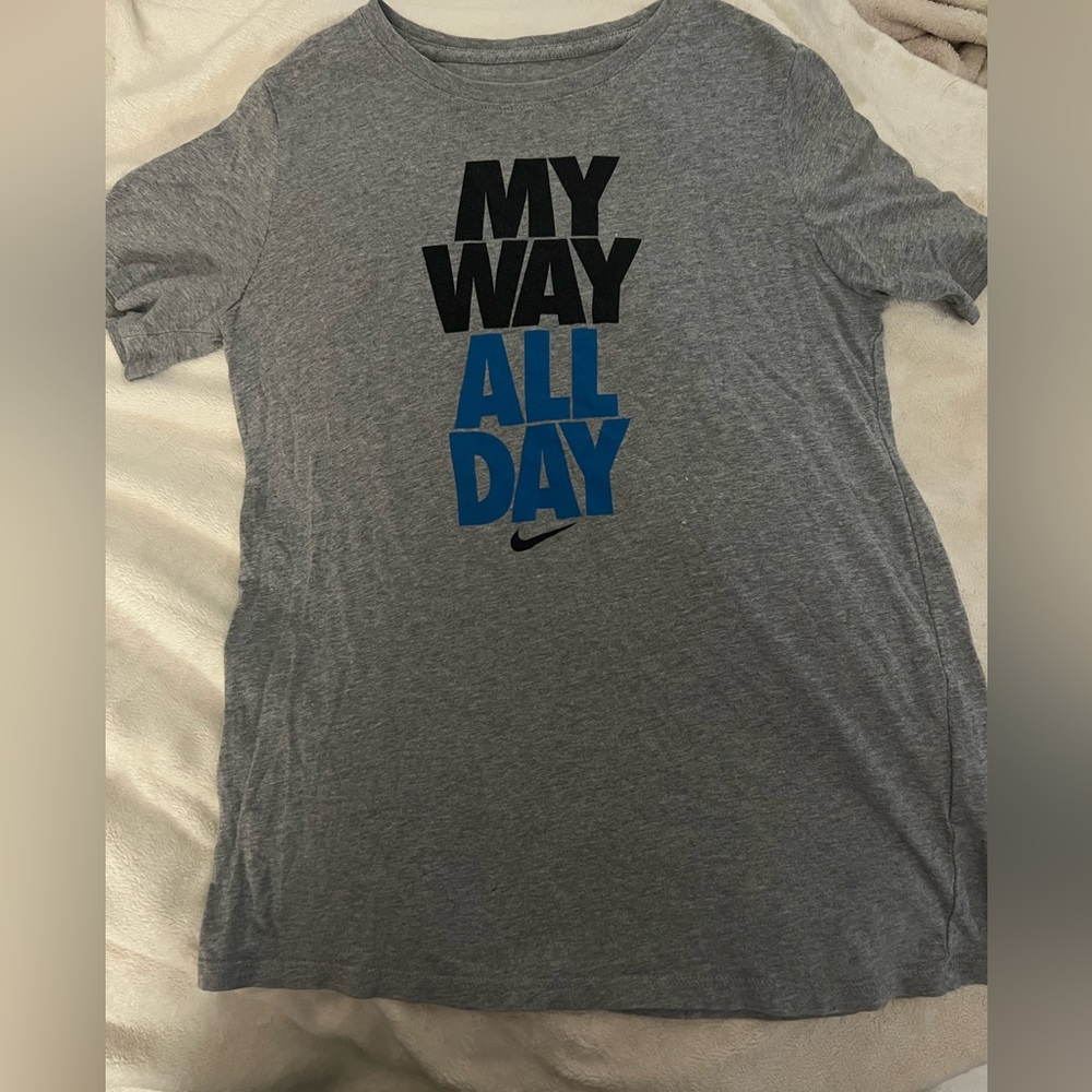 Nike boys large gray T-shirt in excellent condition